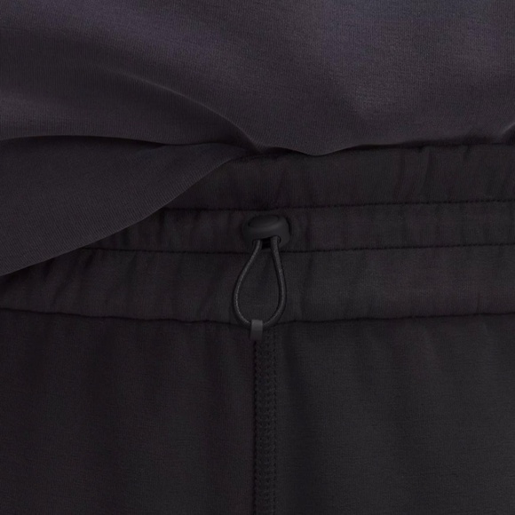 LIKE NEW Lululemon Softstreme High-Rise Short 4" in Black (Size 2) - Picture 3 of 9